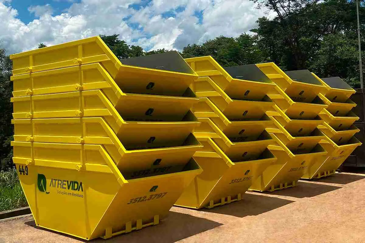 Pilhas de caçambas amarelas para aluguel